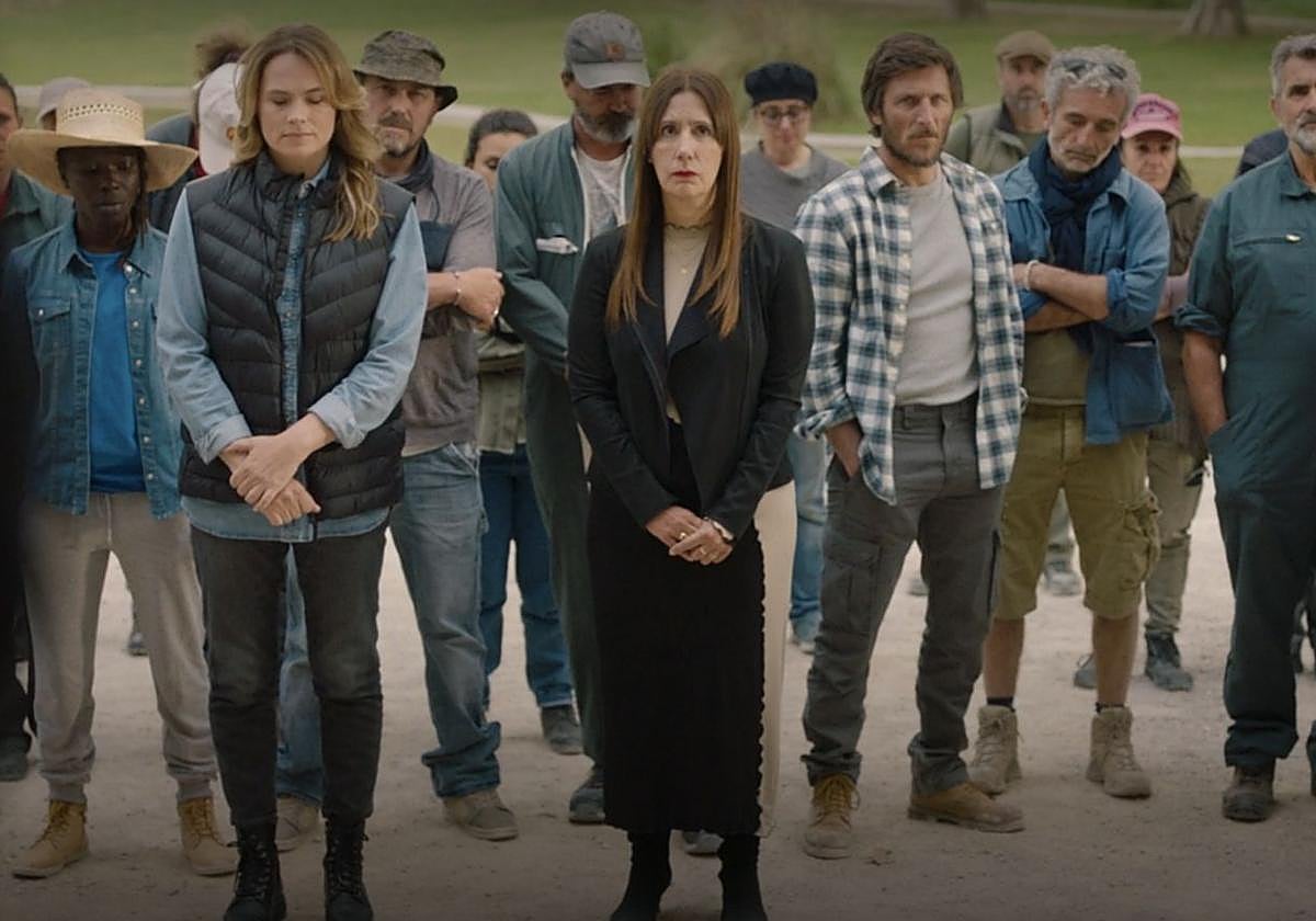 Dolores Redondo, en el centro, en su cameo en 'Todo esto te daré' que está en el catálogo de Filmin.