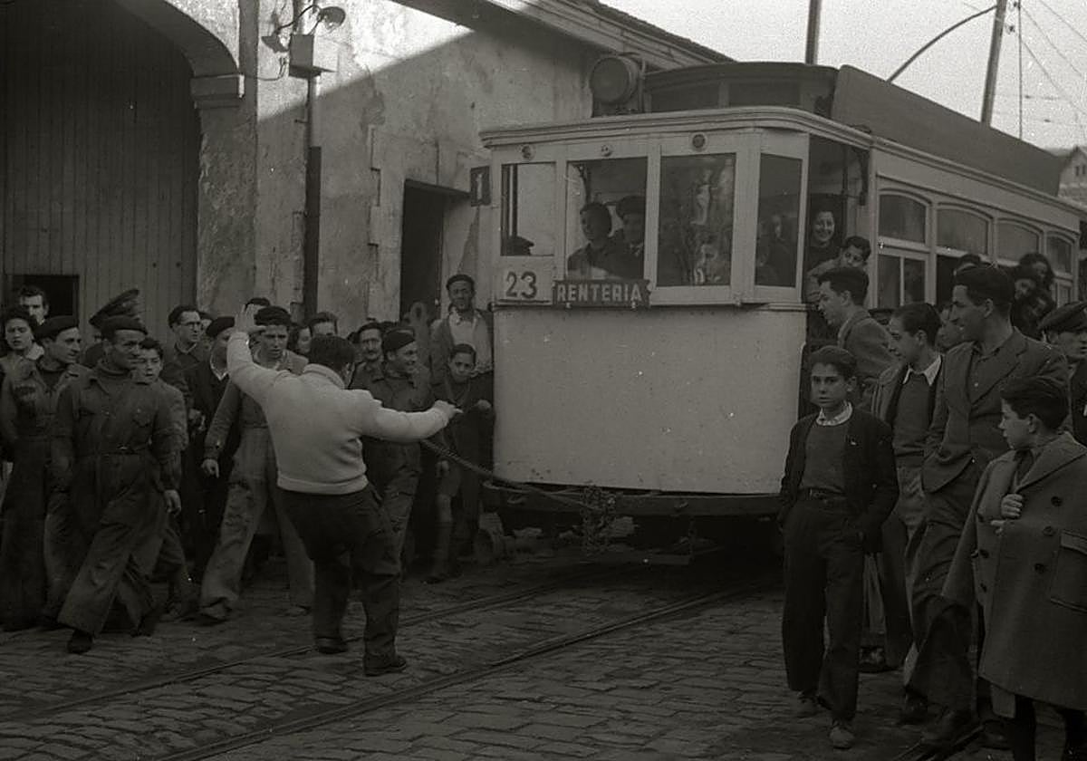 Carson arrastrando un tranvía con la mandíbula.