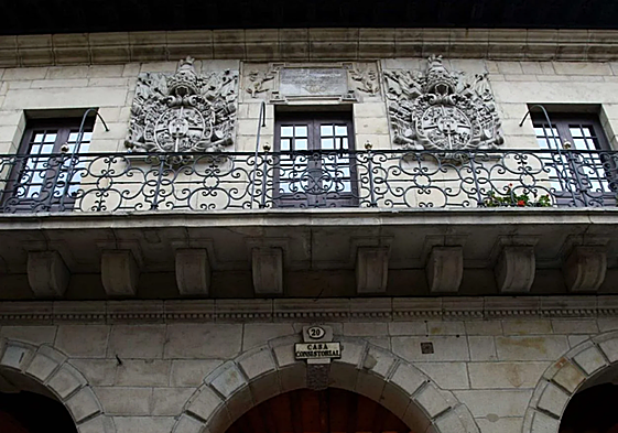 Fachada principal del ayuntamiento de Hondarribia.