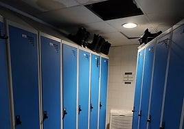 Estado de uno de los vestuarios de la comisaría de la Ertzaintza en Donostia.