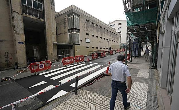 Nuevo paso de peatones elevados a la altura de Jakintza ikastola en la calle Hériz 11.