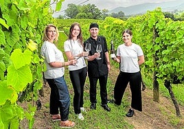 El equipo de Hiruzta brinda en los viñedos con uno de sus exquisitos caldos.
