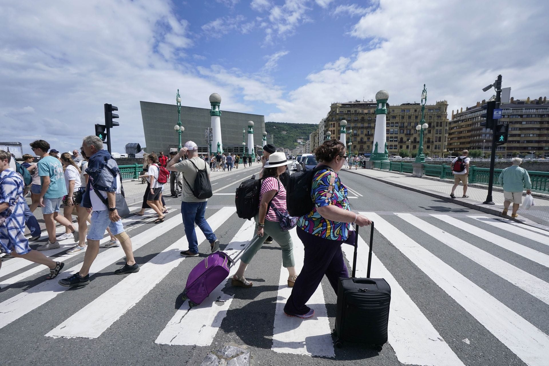Un grupo de turistas arrastra sus maletas por las calles de Donostia.