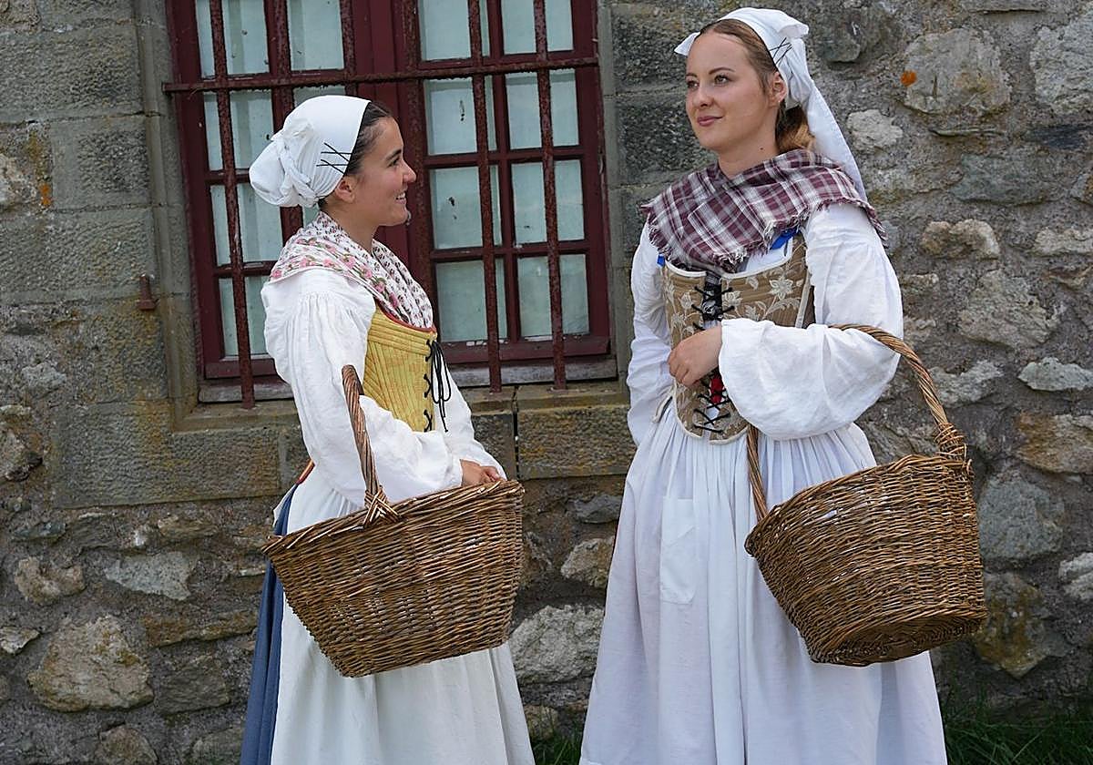 Nora Melo eta Jone de Andres, Louisbourgeko gotorlekuan, XVIII. mendeko bizitzaren errekreazio lanean.