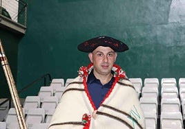 Belamendi manta eta txapelarekin.