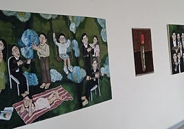 Algunas de las obras de la muestra 'Tú a rosas y yo a hortensias', en la sala Oxford.