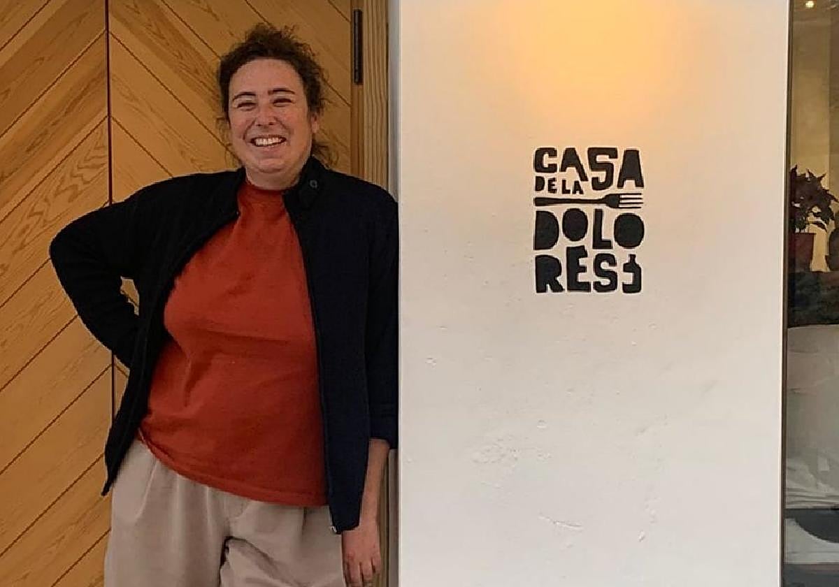 Julene Martínez Ortuzar, en la puerta de su restaurante en la localidad almeriense de Oria.