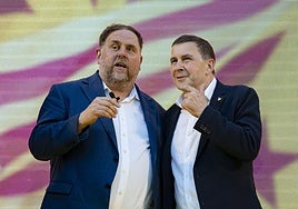 Oriol Junqueras y Arnaldo Otegi, en un acto de las elecciones generales de 2023 en Barcelona.