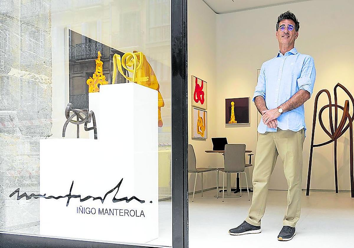 Iñigo Manterola, en su estudio en la calle San Bartolomé de San Sebastián.