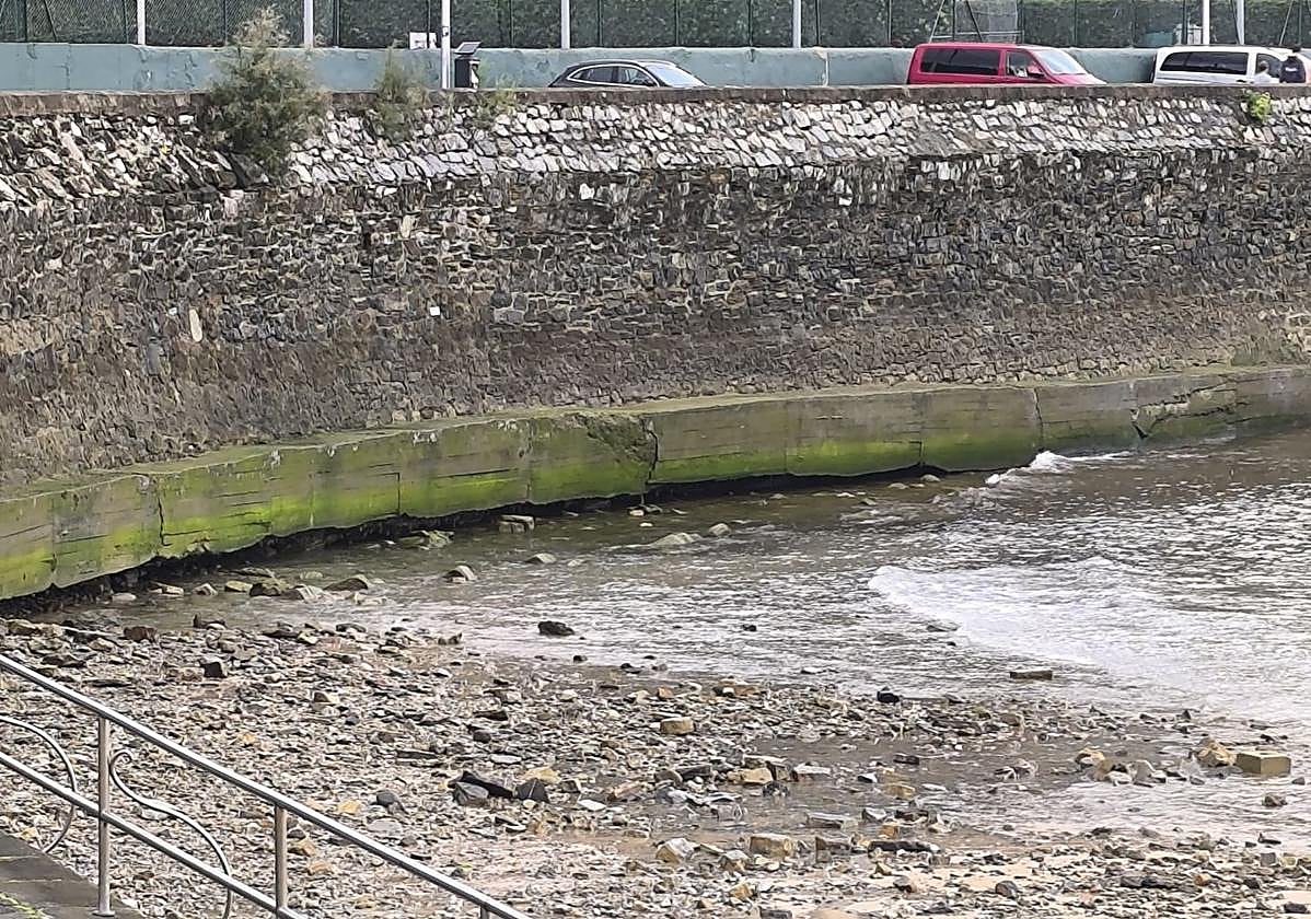 Denuncia J. A. Zalabardo: «Las piedras aparecidas junto al muro de costa proceden en su mayor parte del arranque del mismo. Los Servicios Municipales hicieron un refuerzo exterior de hormigón, pero no desde la roca sino desde el arena. Si no se pone remedio pronto, la reparación será mucho mayor».