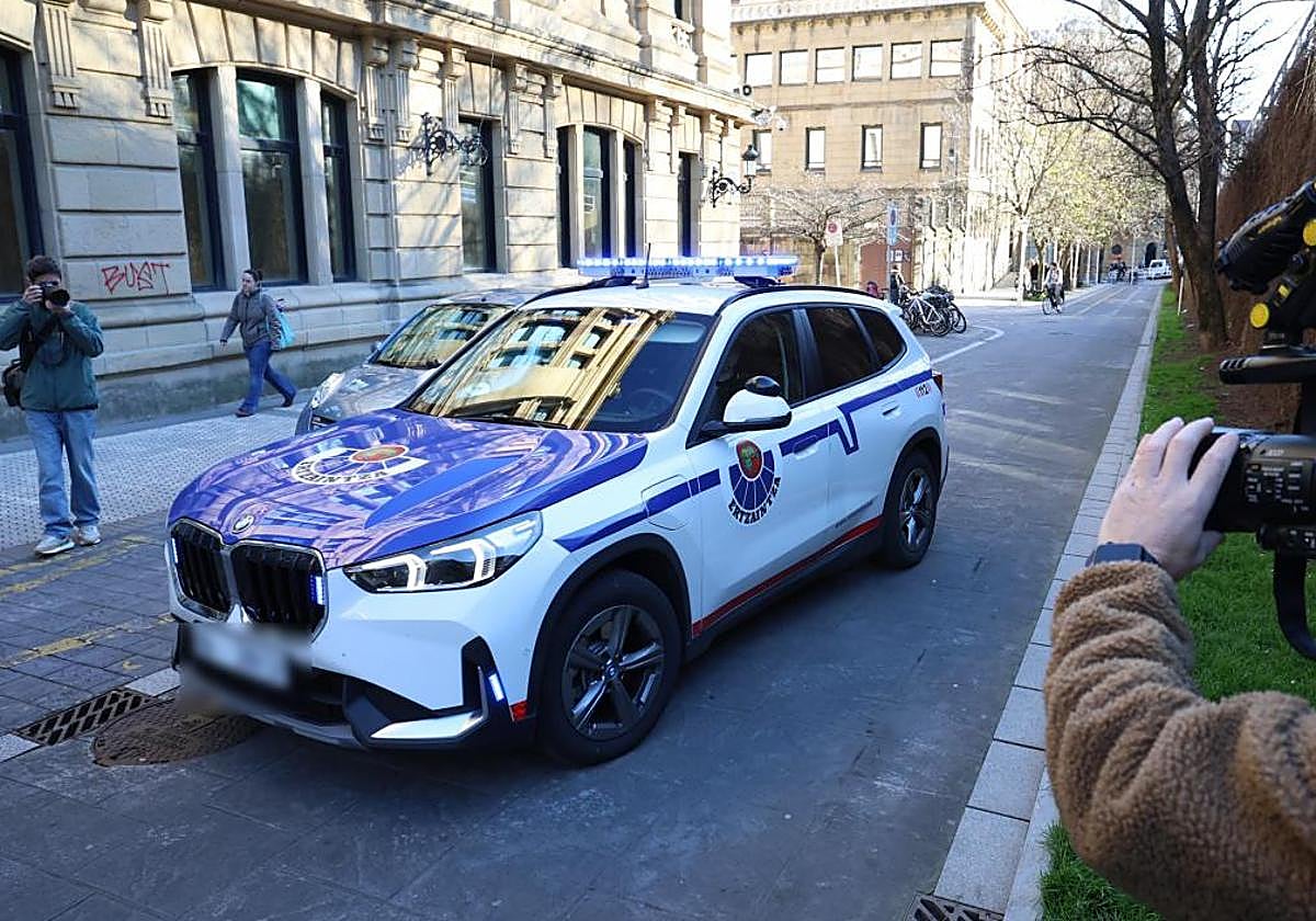 La Ertzaintza detuvo a dos jóvenes por robo con violencia a un varón de avanzada edad en Donostia