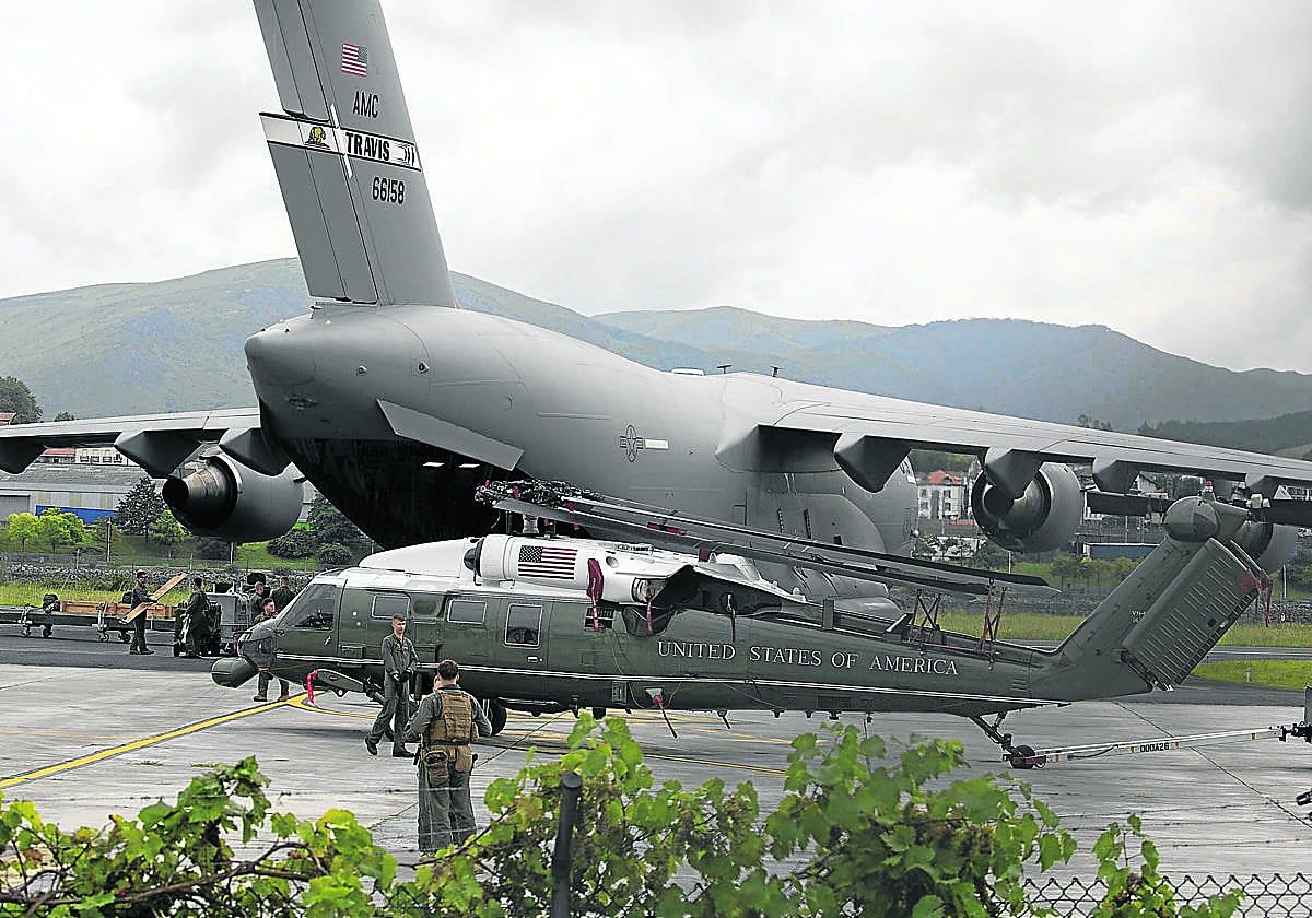 En agosto de 2019 Hondarribia operó como base aérea de EE UU durante la cumbre del G-7 que se celebró en Biarritz. En la imagen, el carguero aéreo militar que trajo a Gipuzkoa el 'Marine One', el helicóptero para los desplazamientos del presidente Donald Trump.