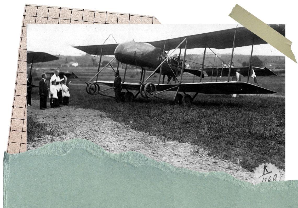Un sacerdote bendiciendo un antiguo avión en el aeródromo de Lasarte.