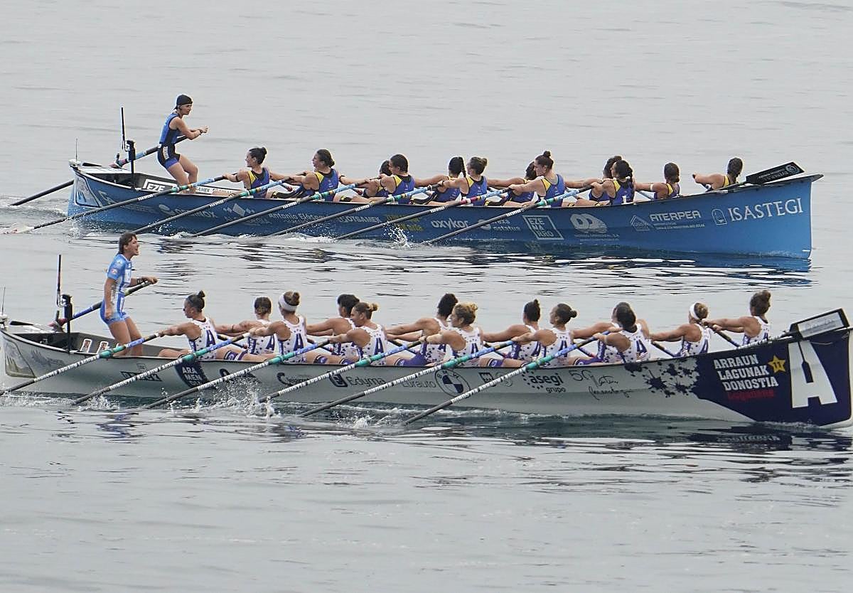 Arraun Lagunak y Tolosaldea reman en la Ikurriña de Zarautz durante el fin de semana pasado.