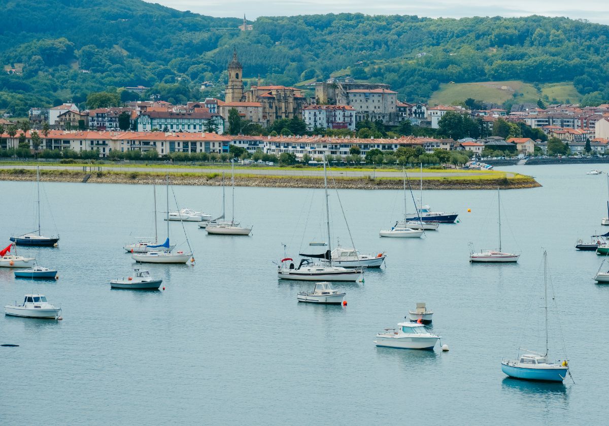 La pista del aeropuerto vista desde la bahía del Txingudi