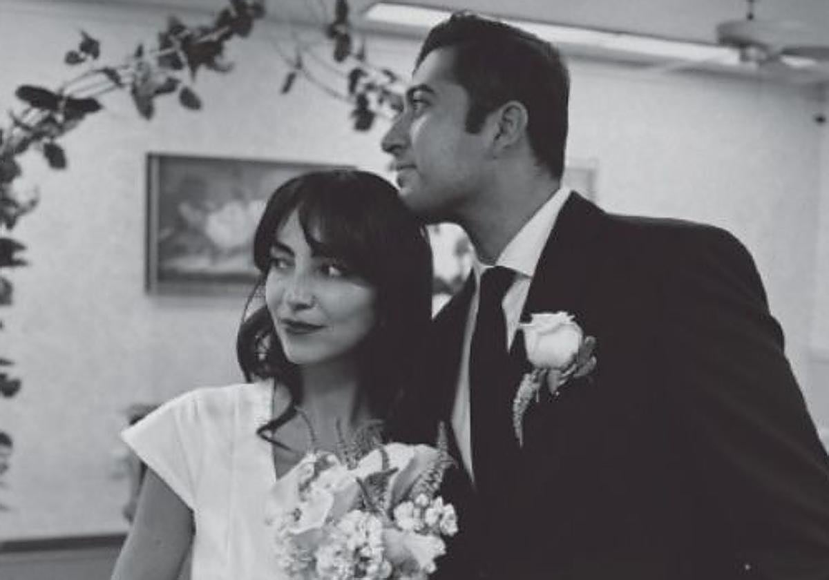 La imagen de los novios en la dedicatoria en el periódico de este sábado en El Diario Vasco.