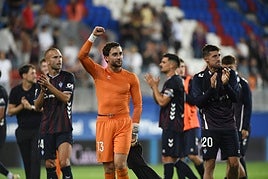 Los jugadores celebran con la afición el triunfo en Ipurua.
