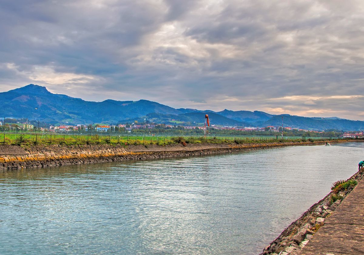 La pista del aeropuerto con Larrun al fondo