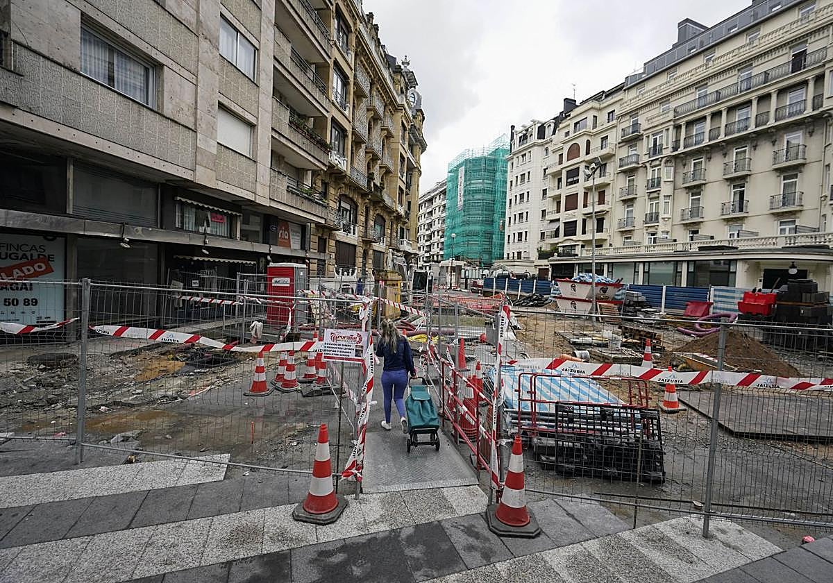 Plaza Xabier Zubiri. Los trabajos en la plaza junto al Hotel Londres afrontan ya la fase final de reurbanización y concluirán a finales de septiembre.