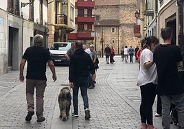 Las calles de Arrasate comienzan a llenarse poco a poco de vecinos.