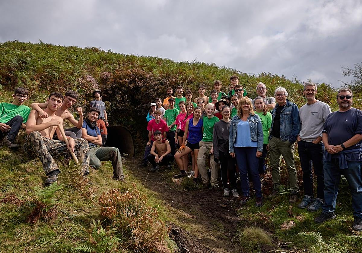 Ollo en el búnker de Otsondo, junto con director del Instituto Navarro de la Memoria, Josemi Gastón, y los jóvenes participantes en el proyecto.