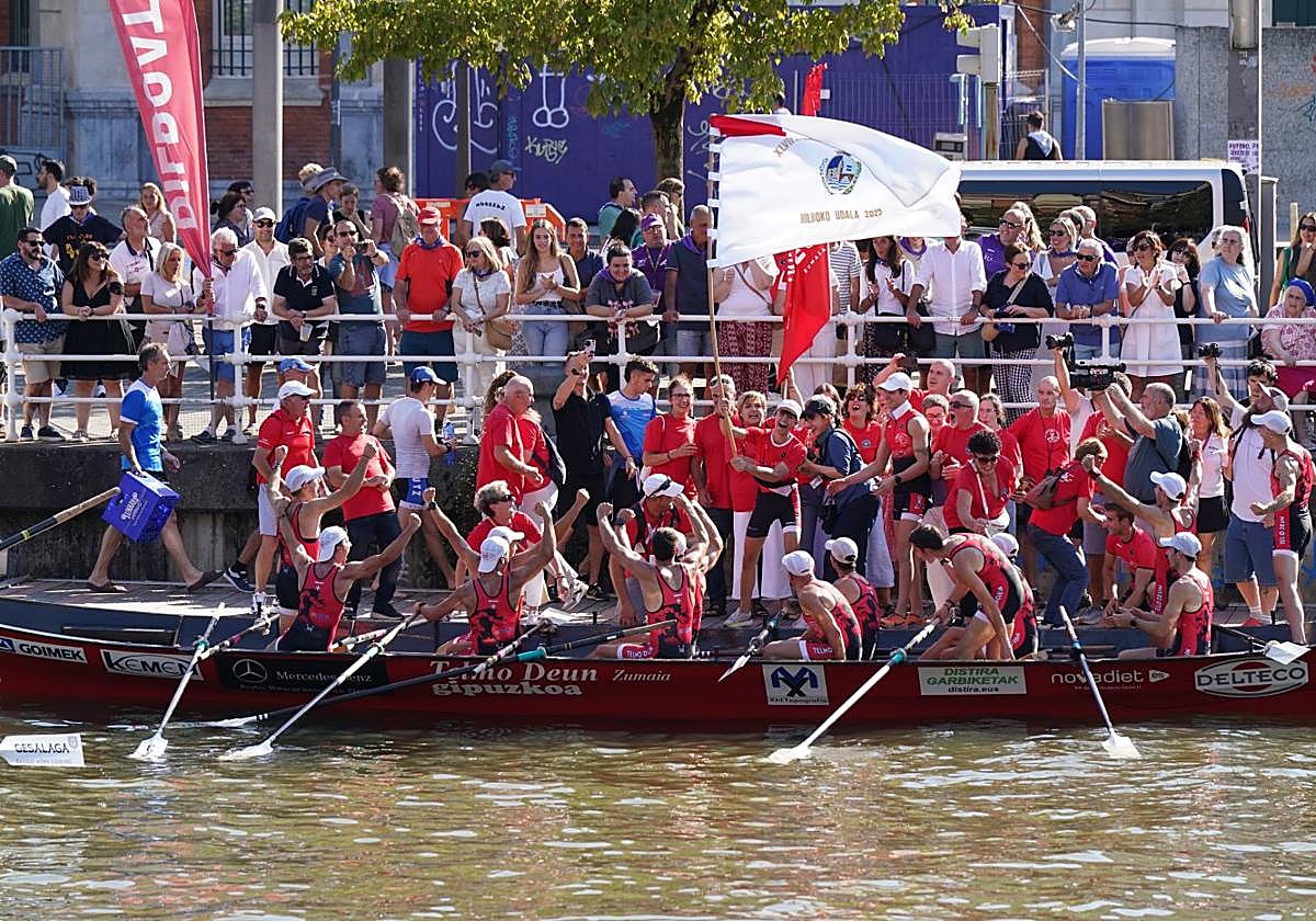 Los remeros de la 'Telmo Deun' celebran el triunfo mientras Asier Iparragirre ondea la Ikurriña Villa de Bilbao.