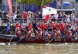 Los remeros de la 'Telmo Deun' celebran el triunfo mientras Asier Iparragirre ondea la Ikurriña Villa de Bilbao.