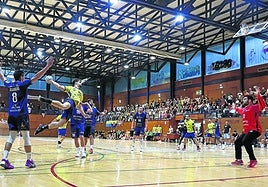 El polideportivo de Egia se llenó de aficionados que disfrutaron del espectáculo que brindaron Bidasoa y Limoges