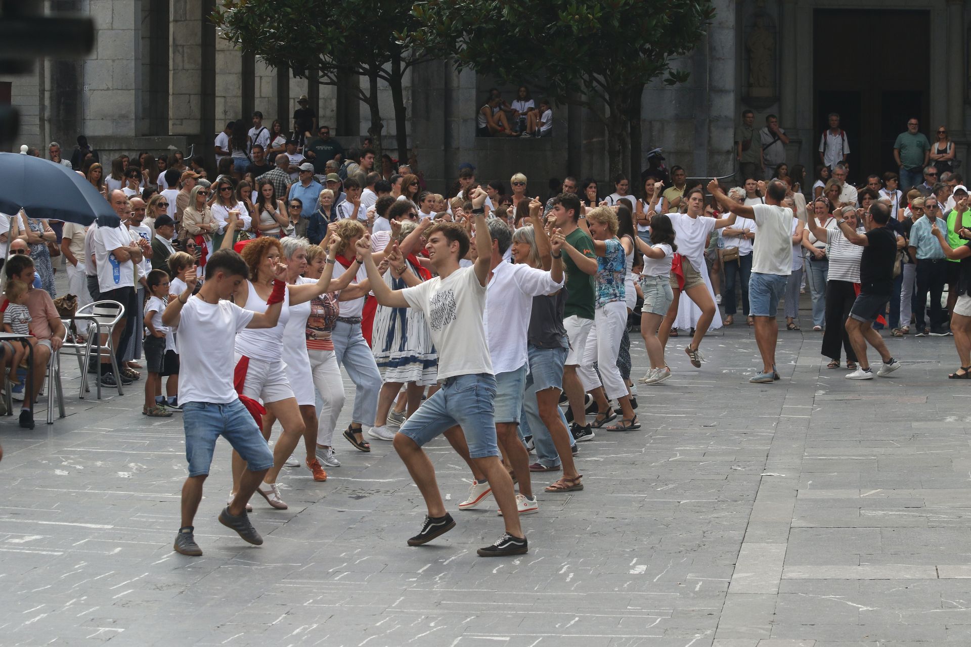 Imagen principal - El buen ambiente reinó en la arranque de las fiestas. 