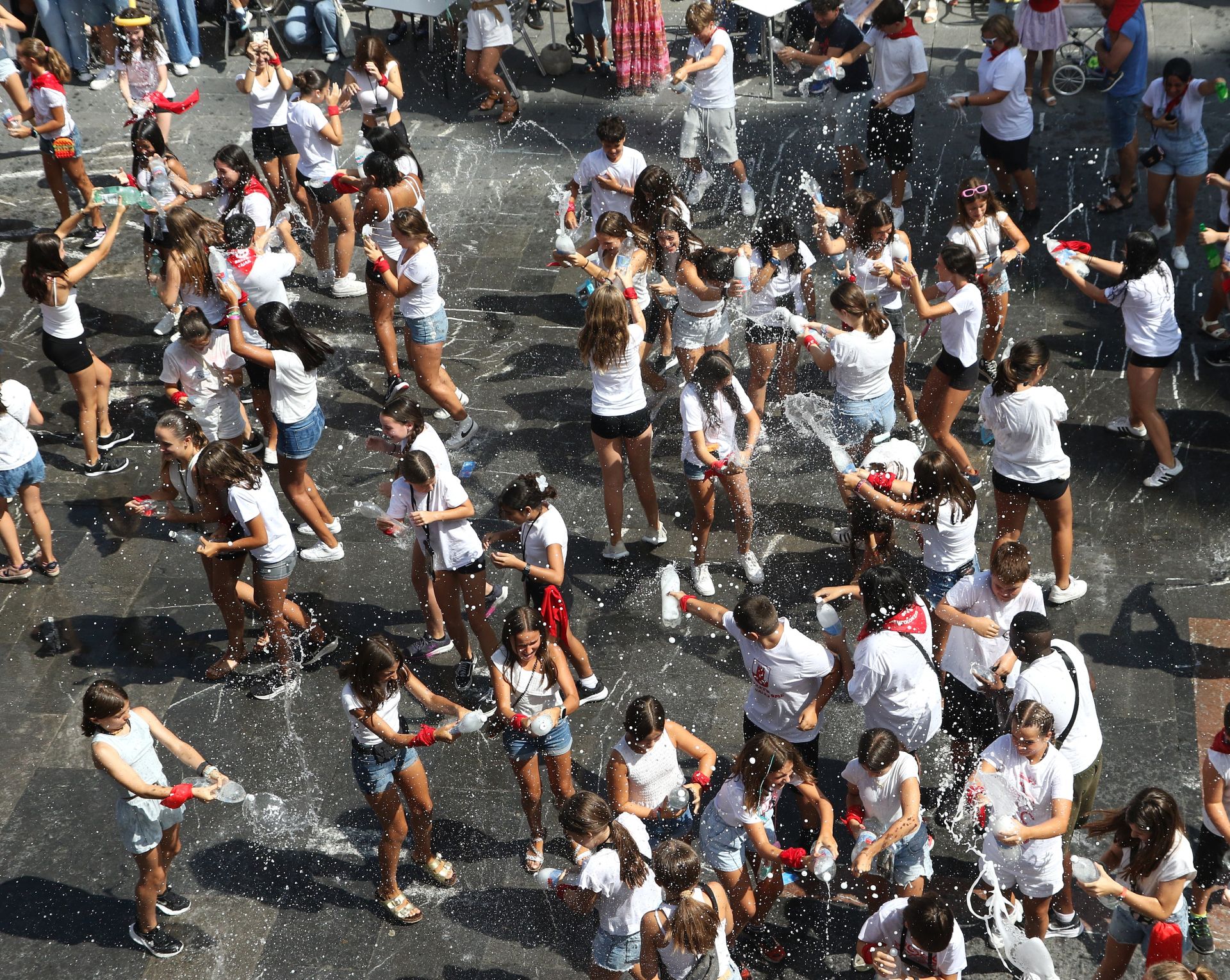 Imagen secundaria 1 - El buen ambiente reinó en la arranque de las fiestas. 