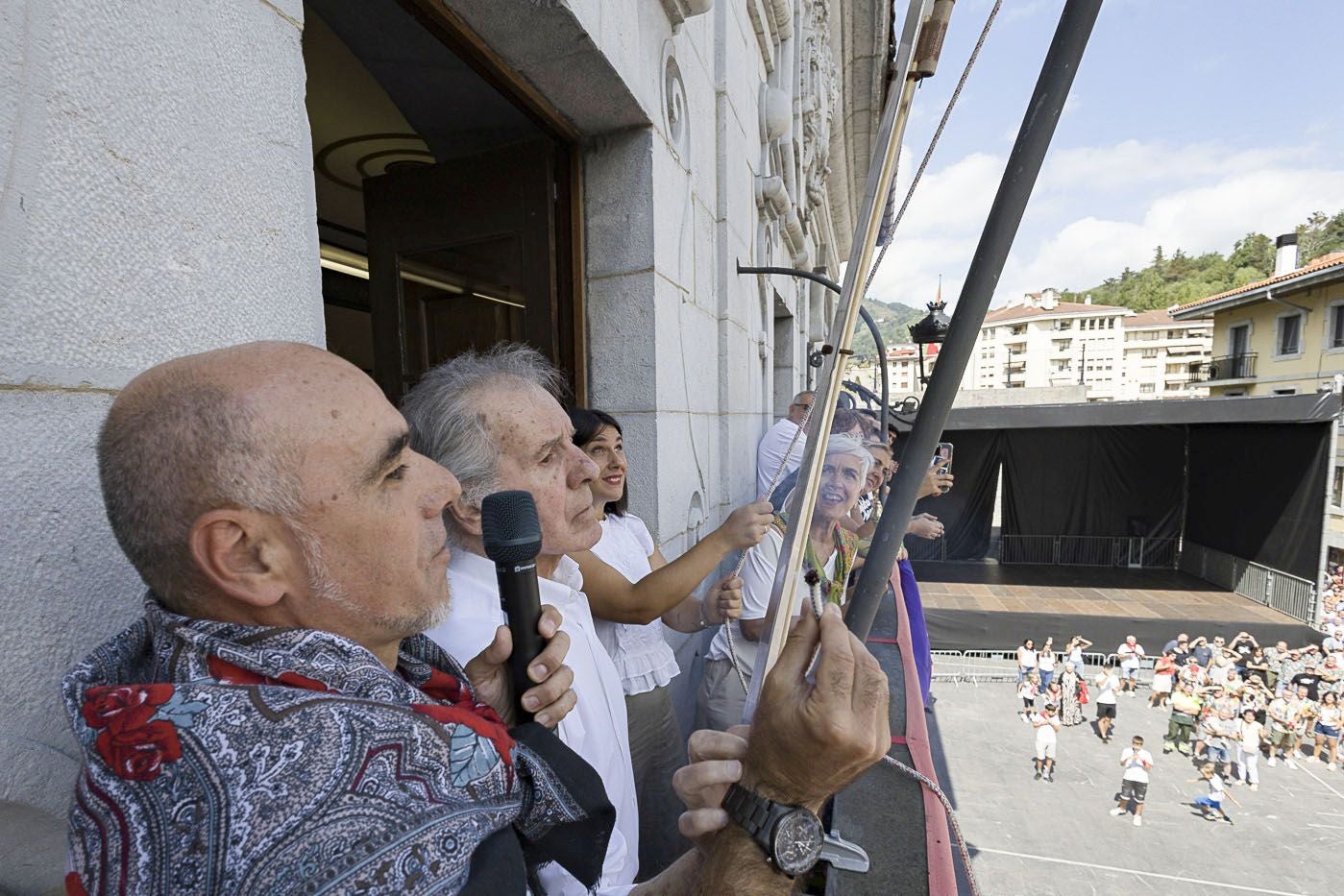 Imagen secundaria 2 - El buen ambiente reinó en la arranque de las fiestas. 