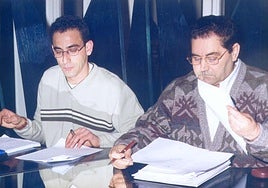 Los concejales del PP Manuel Indiano y Valeriano Martínez durante un pleno en el Ayuntamiento de Zumarraga.