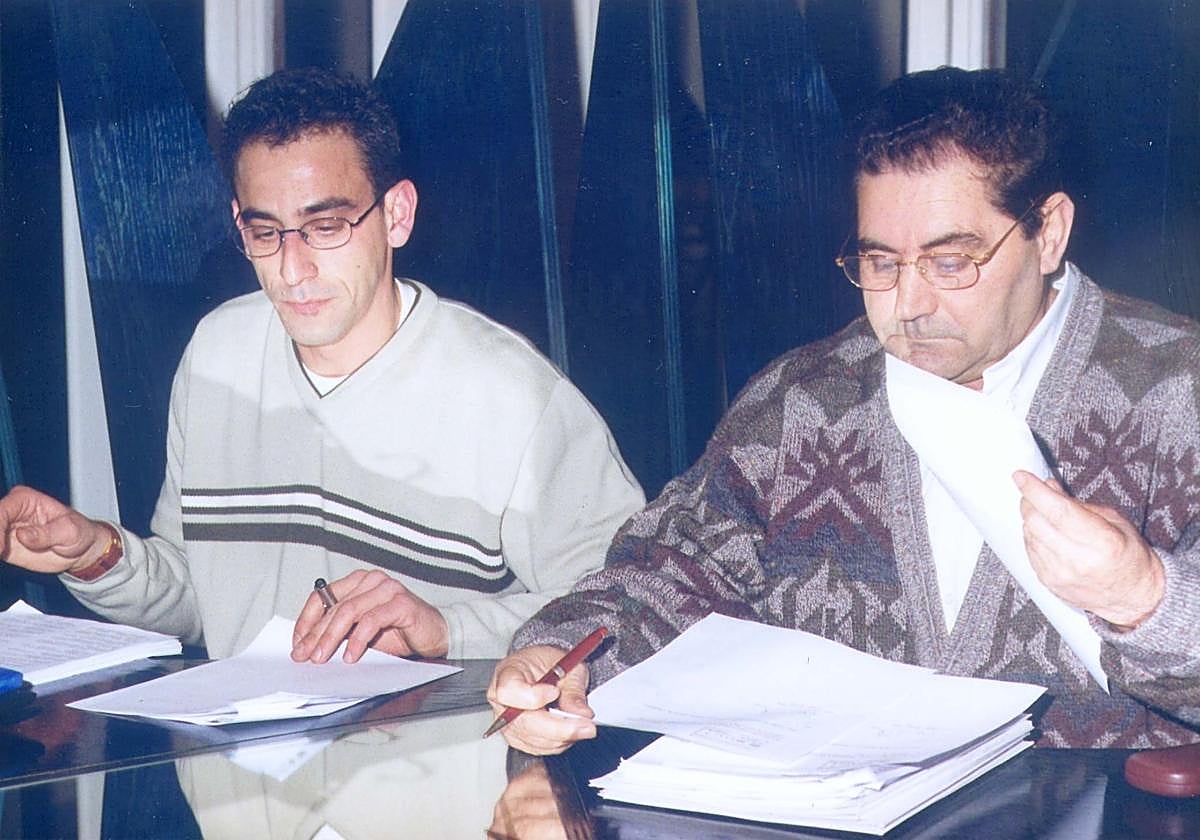 Los concejales del PP Manuel Indiano y Valeriano Martínez durante un pleno en el Ayuntamiento de Zumarraga.