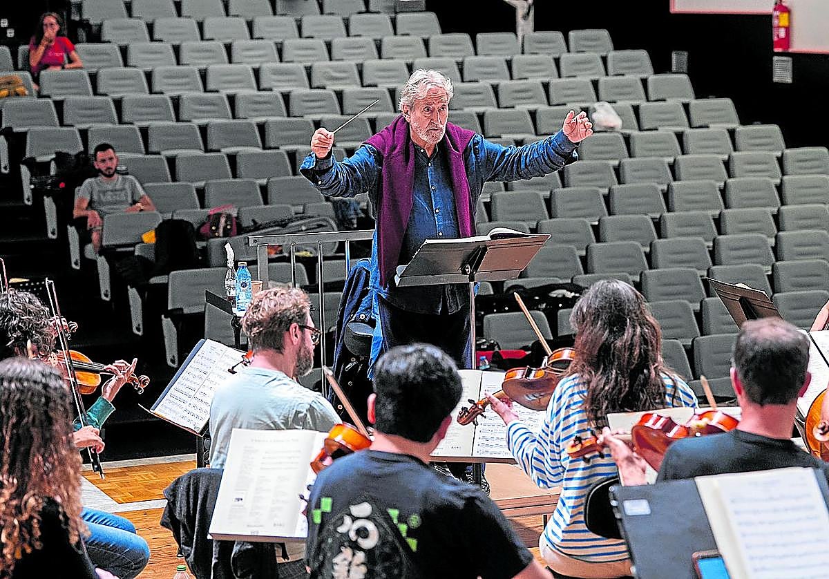 Jordi Savall, en el ensayo que este viernes dirigió en el conservatorio Jesús Guridi de Vitoria antes del concierto en el Kursaal