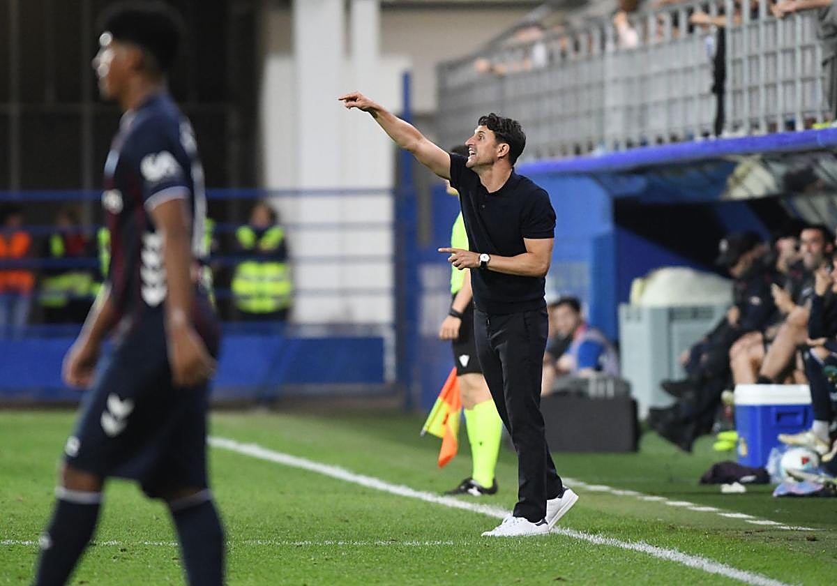 Beñat San José dando instrucciones a sus jugadores el viernes en Ipurua.