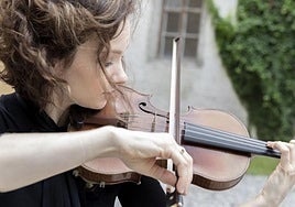 La violinista Hilary Hahn al violín.
