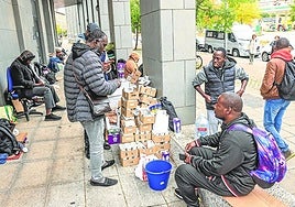 Grupo de malienses a las puertas de la sede de la Policía en Vitoria.
