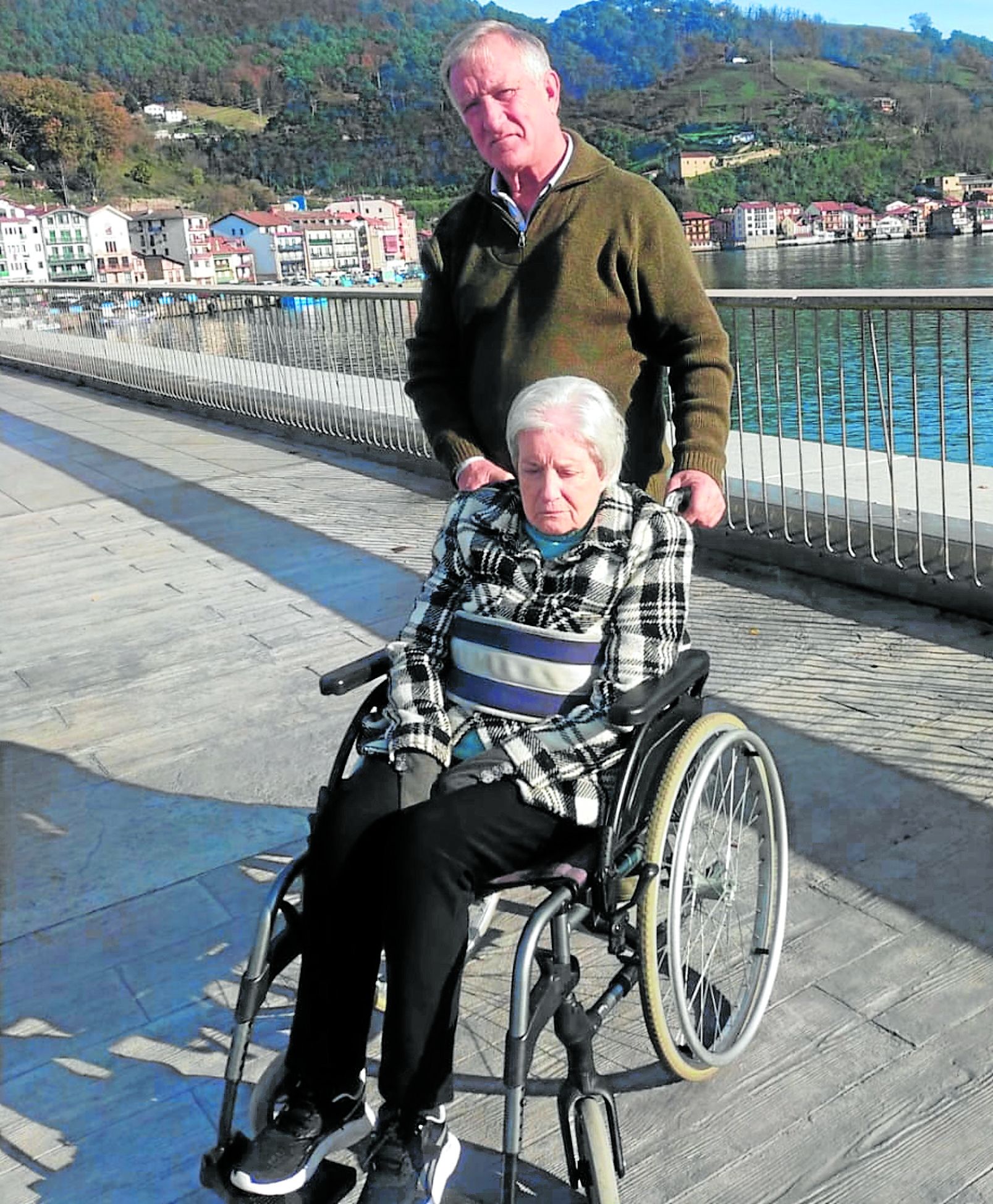 Patxi Zabalegi, junto a su esposa Margarita, a la que cuida a diario salvo cuando acude a las estancias de respiro.