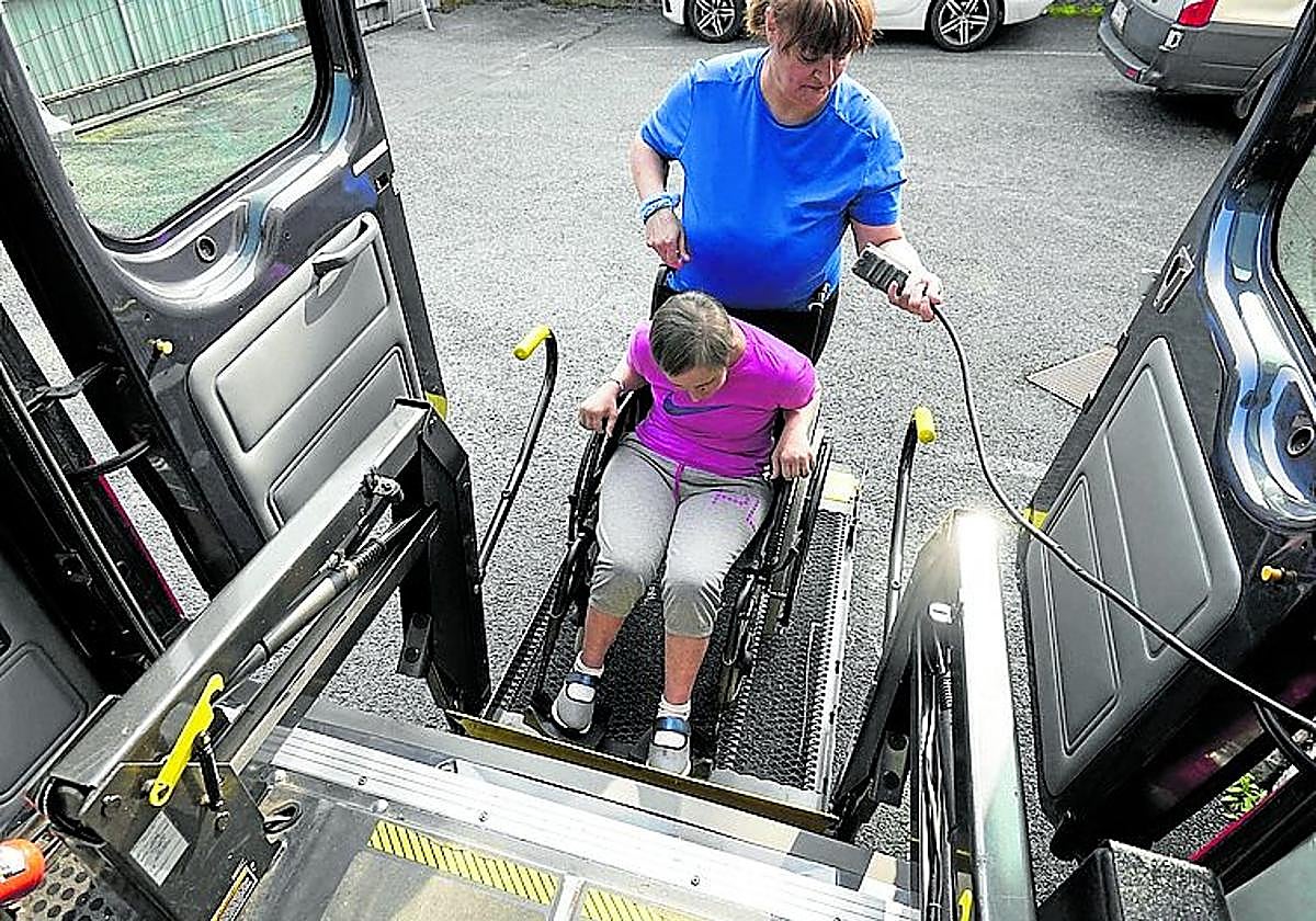 Persona con discapacidad accede en un vehículo de Uliazpi.