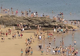 La Playa de La Concha ha estado durante el domingo repleta de paseantes.