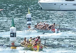 Zierbena y Orio, en plena ciaboga ayer en Getaria.