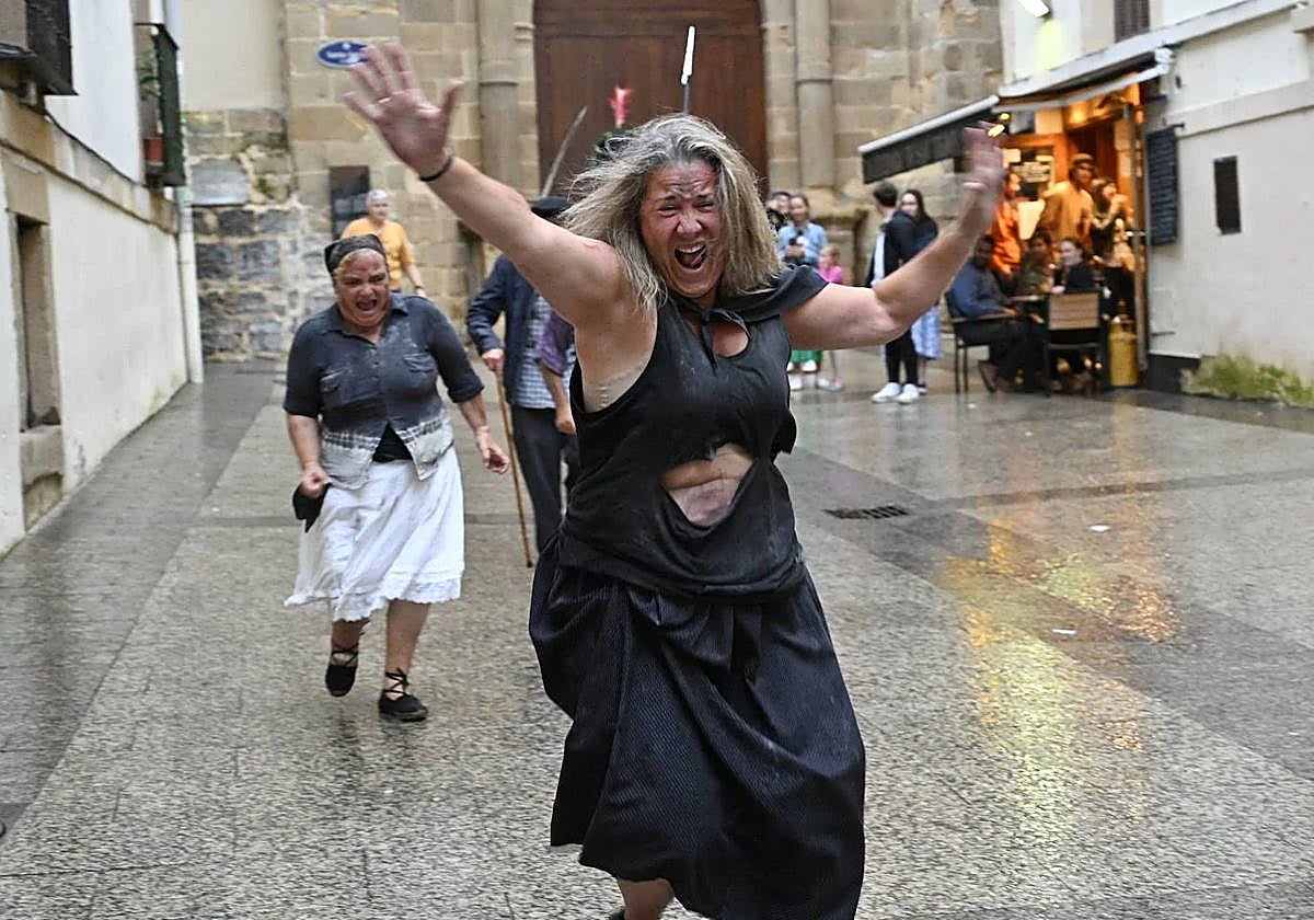 Representación del asalto a la ciudad llevaba a cabo por Donostia Sutan 1813 en el año 2023.