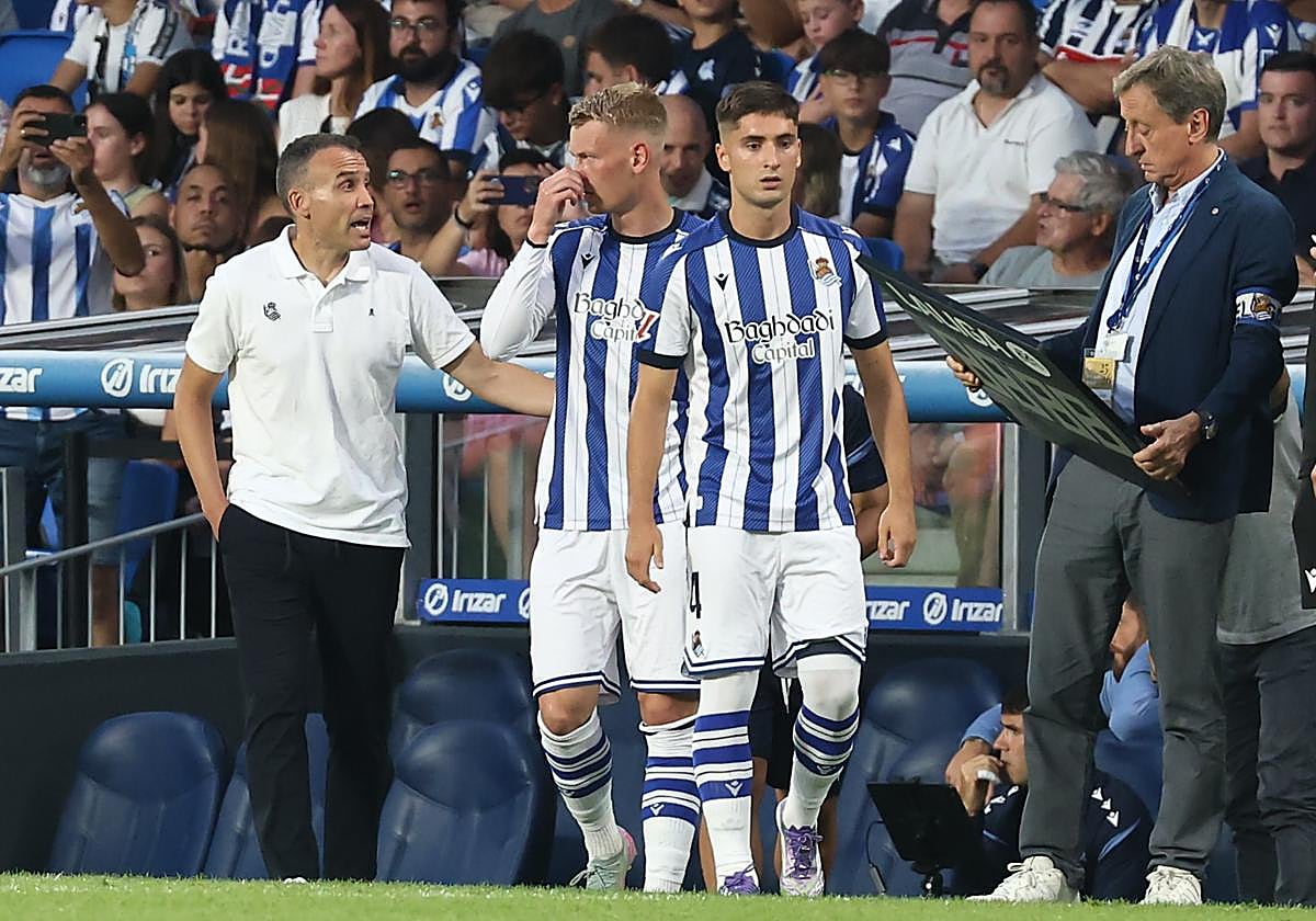 Sergio anima a Óskarsson delante de Gorrotxategi en el momento de mover el banquillo en la segunda parte.