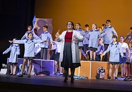 Los creadores, promotores y algunos protagonistas de la ópera 'Nizugu', esta mañana en el Teatro Victoria Eugenia durante la presentación de la obra.