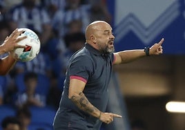 Manolo González hace una indicación durante el encuentro ante la Real Sociedad