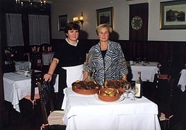 Asun Barandiaran (izda) junto a Conchita Telleria (drcha) en el interior del restaurante Martinez de Ordizia, en una imagen de 1997.