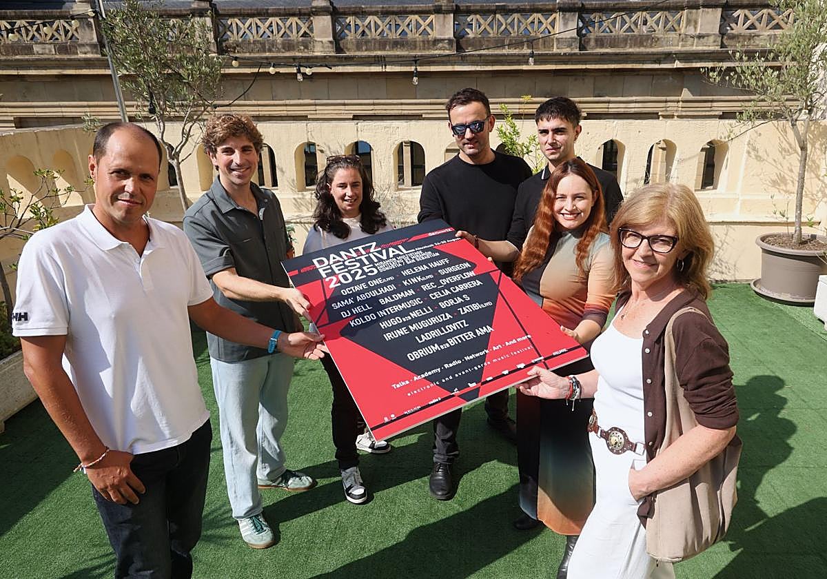 Toña, Insausti, Medín, Telleria, Alejandro, Garay y Martínez Tobalina, este lunes en la presentación de Dantz Festival.