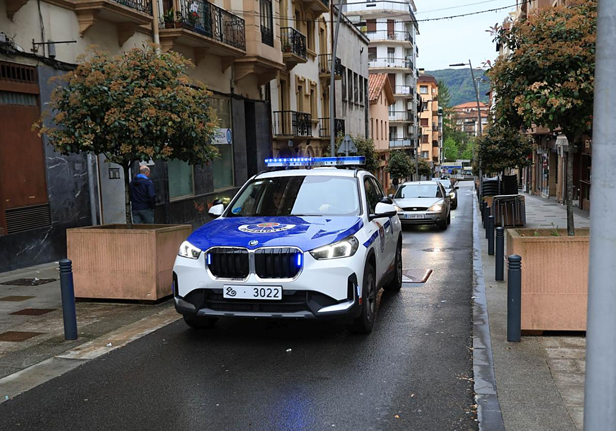 Un vehículo de la Ertzaintza, por las calles de Irun.