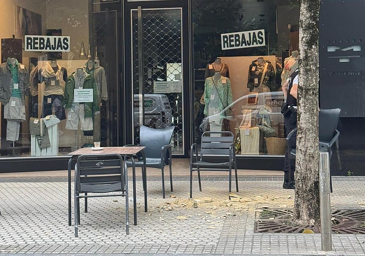 Los bomberos de Donostia tuvieron que acordonar ayer por la tarde un tramo de la calle Matia, 6, donde la terraza del bar Danena porque se desprendieron algunos cascotes, al parecer, de la fachada del edificio. No hubo que lamentar daños personales ni materiales, aunque la parte de la fachada cayó junto a una de las mesas.