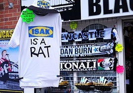 Las camisetas que está vendiendo la afición del Newcastle.